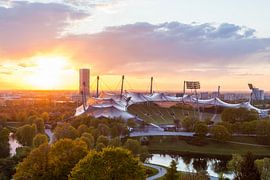 Olympiastadion im Olympiapark in München am Abend von Werner Dieterich