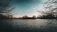 Schöne Naturlandschaft: Ein tiefblauer Himmel und das stille Wasser eines unberührten Sees in völliger Harmonie