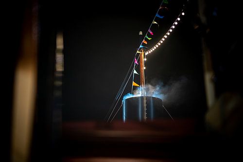 Rokende schoorsteen van stoomboot