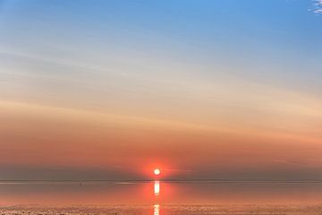 Coucher de soleil sur la mer des Wadden près de Koehoal en Frise sur Harrie Muis