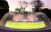 prachtige water fontein met lighten