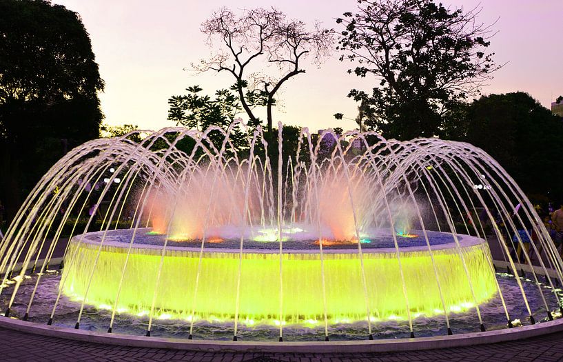 prachtige water fontein met lighten by Gerrit Neuteboom