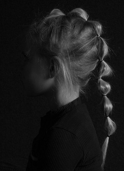 Fille avec la tresse photo noir et blanc. par Wouter Van der Zwan