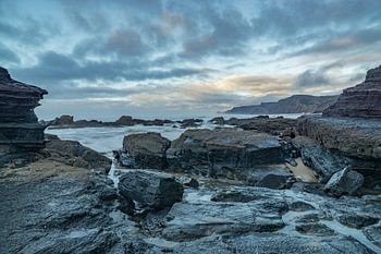 Praia do Castelejo dans l'Algarve au Portugal au coucher du soleil