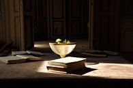 Vaas met boeken in het licht von Roy Coumans Miniaturansicht