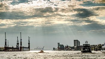 Hafen Hamburg mit Schiffen und Trockendock bei Bewölkung