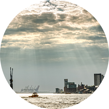 Haven van Hamburg met schepen en droogdok bij bewolkt weer