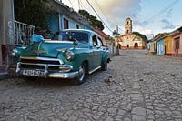 Oldtimer in een straat van Trinidad, Cuba