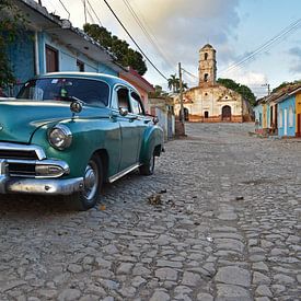 Oldtimer in einer Straße von Trinidad, Kuba von Herman Keizer