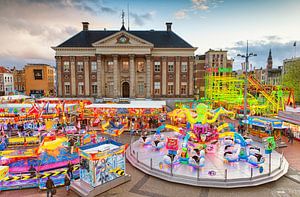May Fair annuel à la place du marché dans la ville de Groningen avec l'hôtel de ville en arrière-pla sur Evert Jan Luchies