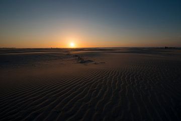 Sunset on the North Sea Beach of the island Terschelling in the Netherlands sur Tonko Oosterink