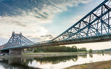 Het Blauwe Wonder in Dresden, een historische brug over de Elbe van ManfredFotos