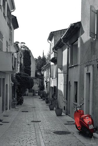 Rode scooter in een klein straatje te Saint-Tropez