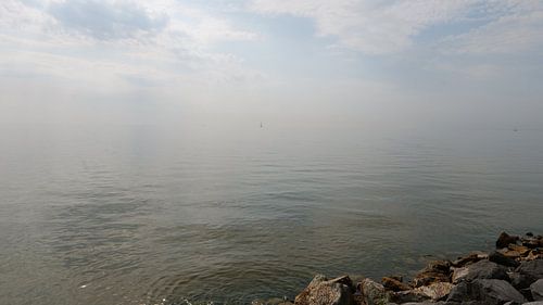 IJsselmeer an einem nebligen Tag