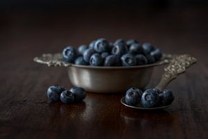 Stilleben mit Blaubeeren von John van de Gazelle