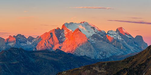 Panorama van een zonsopkomst van de Marmolada, Dolomieten, Italië