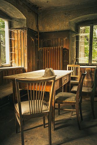 Vergessene Versammlung – Lost Place Esszimmer