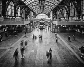 Pause in the crowds by Patrick Wouters
