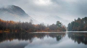 Herfst gespiegeld in Loch Trool in Schotland van Michel Seelen