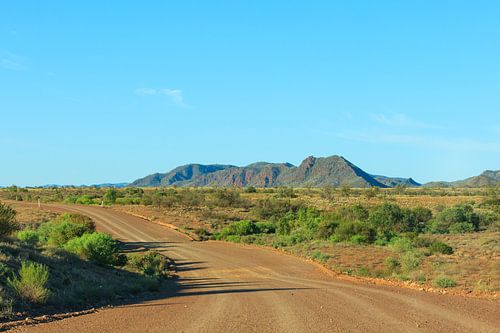 Een onverharde weg in de Australische Outback