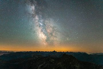 Sterrenhemel en Melkweg boven de Allgäuer Alpen van Leo Schindzielorz