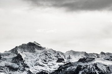 Zwart-witte bergen in Zwitserland van Poster Art Shop