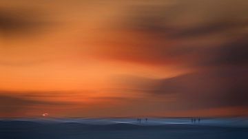 Promenade nocturne sur la plage sur Greetje van Son