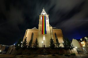 Sint-Stevenskerk in Nijmegen met regenboogvlag van Merijn van der Vliet