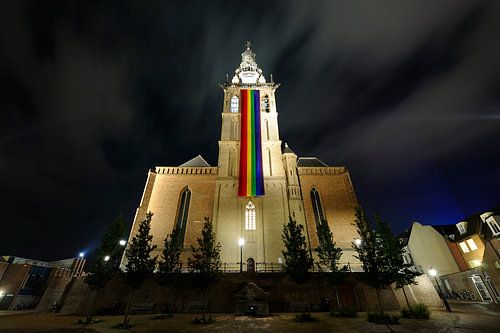 Sint-Stevenskerk in Nijmegen met regenboogvlag