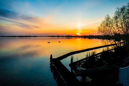 De nouvelles flaques d'eau au coucher du soleil