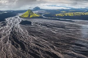 Maelifell-Vulkan in Island, umgeben von Gletscherflüssen