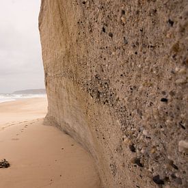 Zandmuur op het strand. von Jack Drenthe