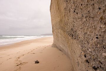 Zandmuur op het strand. von Jack Drenthe