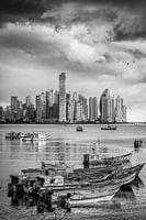 Traditionele bootjes dobberen voor het moderne Panama-Stad