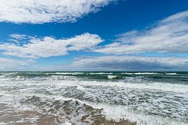 La plage ouest avec vagues et nuages sur le Fischland-Darß sur Rico Ködder