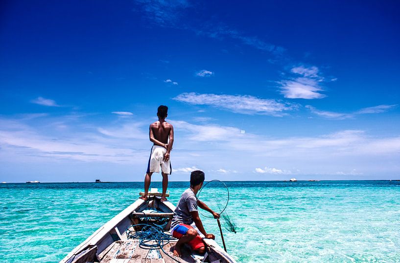 Twee jonge vissers op zoek naar visvangst in de tropen van André van Bel