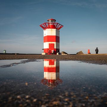 Harbour head in Scheveningen with the red and white tower on the lookout by Jolanda Aalbers