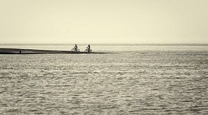 Cyclistes au bord de la mer sur Ellen Driesse