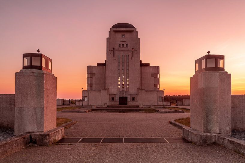 Orangefarbener Sonnenuntergang bei Radio Kootwijk von Marcel van den Bos