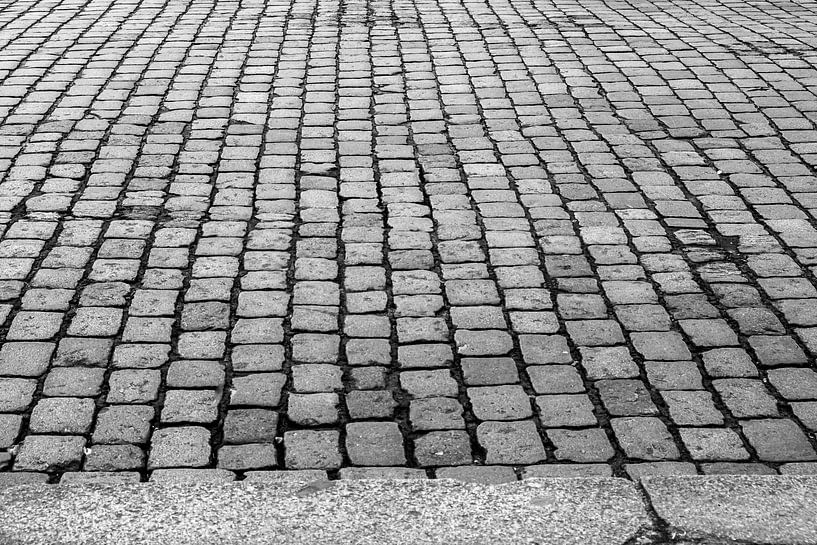 Kopfsteinpflaster einer straße in schwarz und weiß von Felix Marx