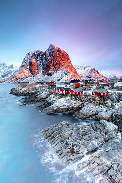 Rote Holzhäuser auf den Klippen von Tilo Grellmann | Photography