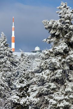 Vue du sommet enneigé du Brocken dans les montagnes du Harz sur t.ART