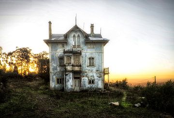 Verlaten huis licht blauw zonsondergang van Kelly van den Brande