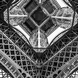 Eiffeltoren van onderaf von Davey Poppe