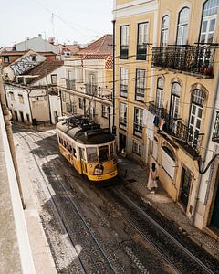 Tram in smal straatje in Lissabon van Myrthe Slootjes