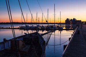 City port in the morning time in Rostock, Germany sur Rico Ködder