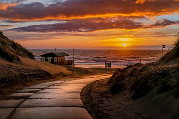 Zonsondergang boven zee bij strandafslag Duinoord van Rob Baken