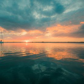 Sonnenuntergang im Hafen von Lelystad von Tomasz Baranowski
