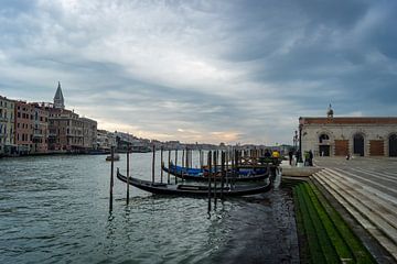 Gondels in Canal Grande, Venetië von Michel van Kooten
