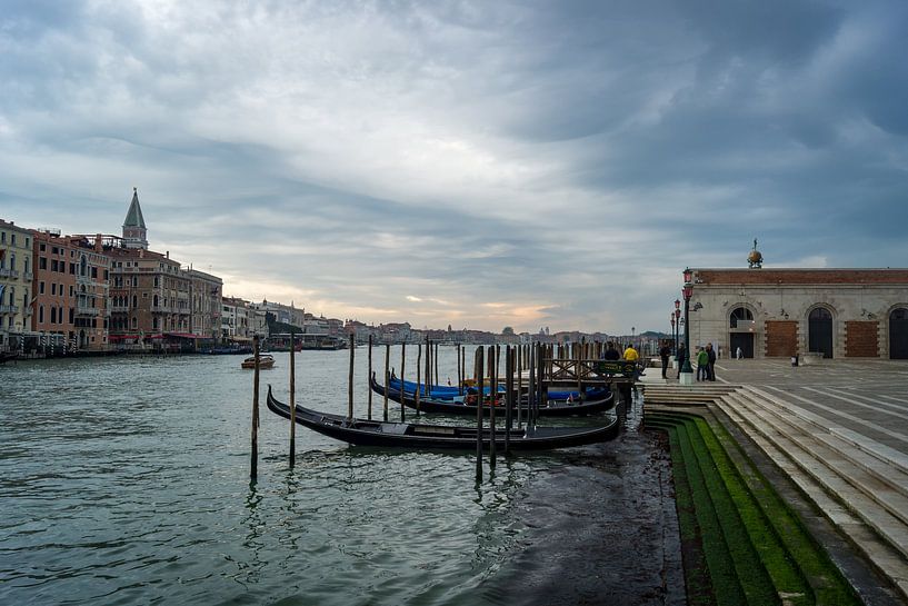 Gondels in Canal Grande, Venetië par Michel van Kooten